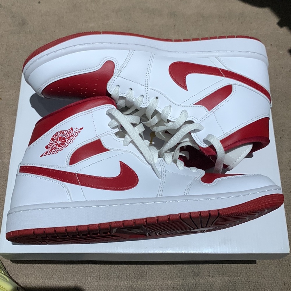 2022 Wmns Air Jordan 1 Mid 'White Pomegranate' - Picture 2 of 13